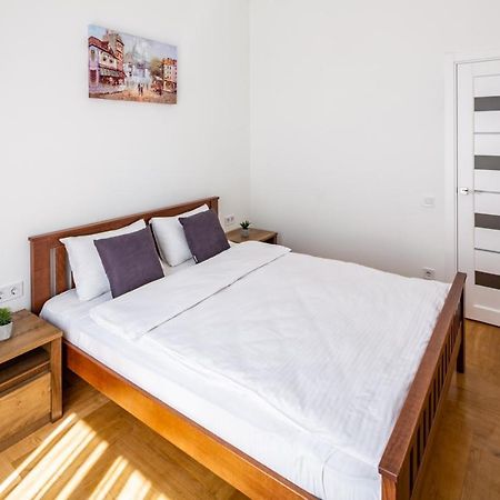 Three Bedroom Apartment On Rynok Square Lviv Dış mekan fotoğraf