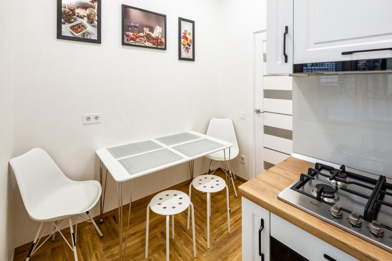 Three Bedroom Apartment On Rynok Square Lviv Dış mekan fotoğraf