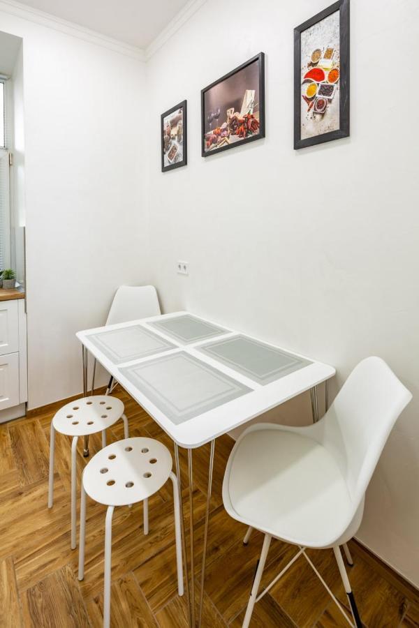 Three Bedroom Apartment On Rynok Square Lviv Dış mekan fotoğraf