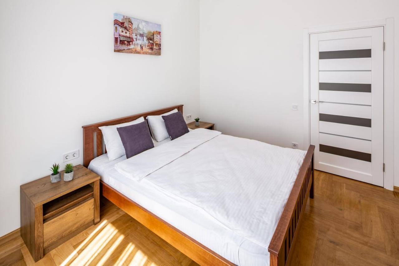 Three Bedroom Apartment On Rynok Square Lviv Dış mekan fotoğraf